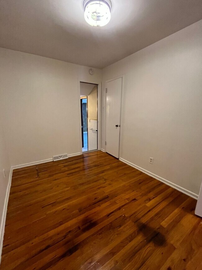 Building Photo - Charming 3-Bedroom Home with Spacious Layo...
