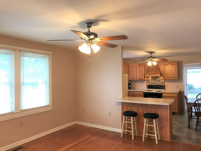 Building Photo - Lovely 3 Bedroom/2 Bathroom… Waiting for Y...