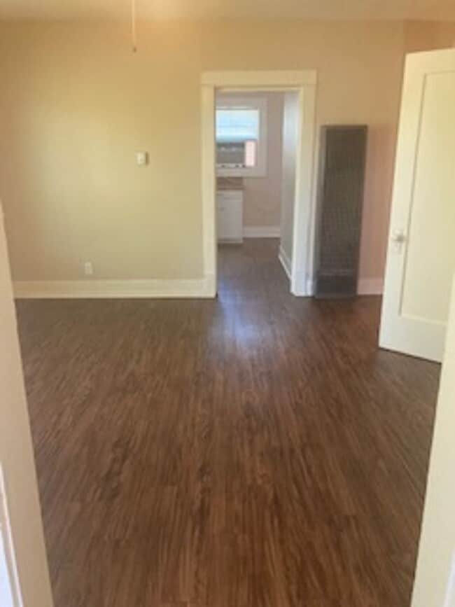 Building Photo - SOUTH SIDE ONE BEDROOM