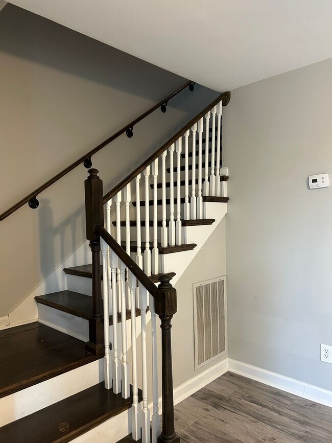 Building Photo - 815 Poindexter Ave