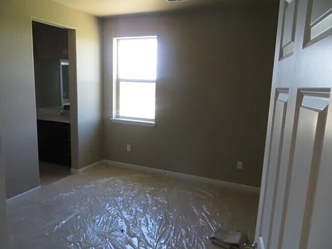 Building Photo - Large 5-Bed, 4-Bath Home in Kechter Farm Neighborhood - New Photos Coming Soon!