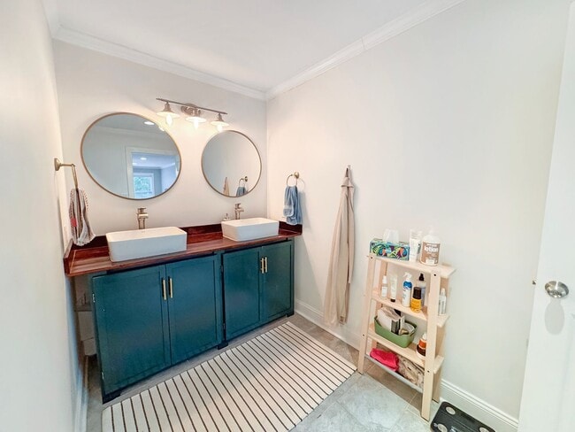 Building Photo - Large 4 bedroom, 3 bath home recently updated near Chickasaw Gardens