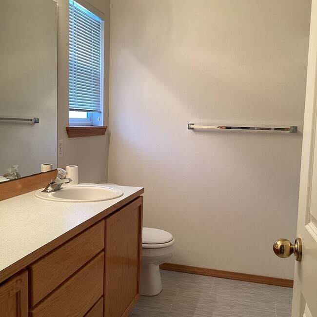 Building Photo - Bright & Spacious Everett Condo – 3 Bed, 2...