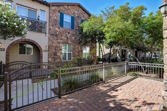 Building Photo - 3 bed/2.5 bath Condo in Gilbert’s Lofts in...