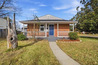 Building Photo - Three Bedroom House