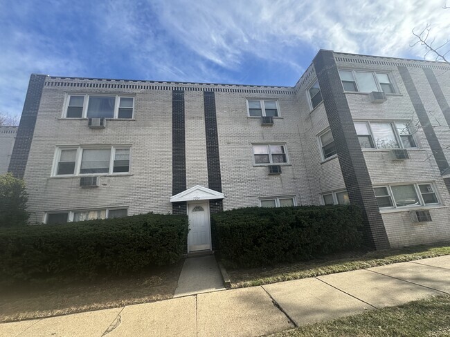 Building Photo - 7207 N Greenview Ave