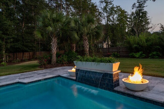 Building Photo - 1005 Mt Whitney Dr