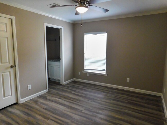 Building Photo - Room For Rent
