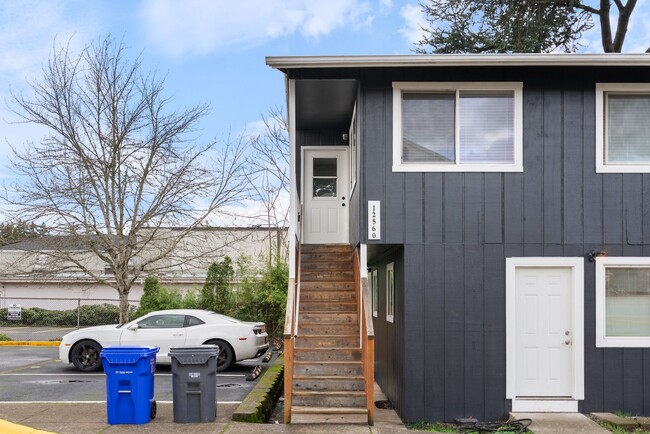 Building Photo - Newly Renovated 2 bedroom apartment - Available Now!