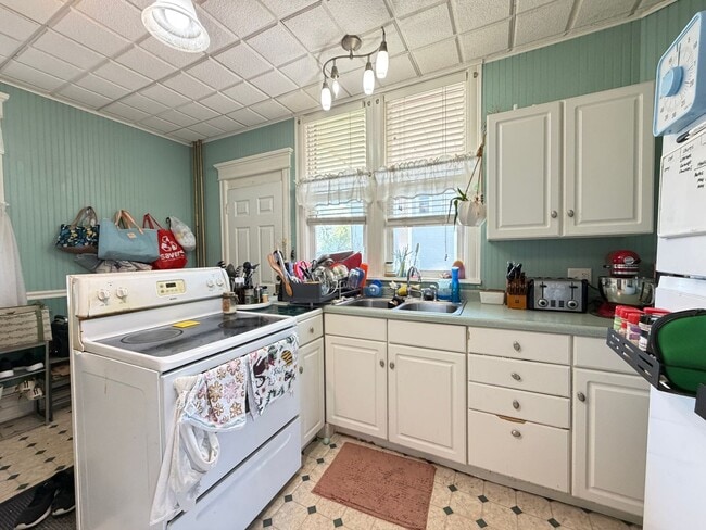 Building Photo - 1st Floor 2 Bedroom Apartment w/ Private Basement - Available July 1st