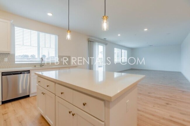 Building Photo - Charming 4-Bed, 3-Bath Home in Lathrop’s T...