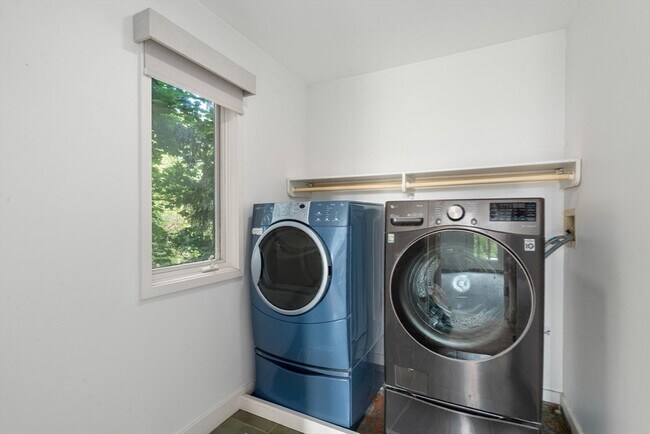 Building Photo - 225 Kenrick St