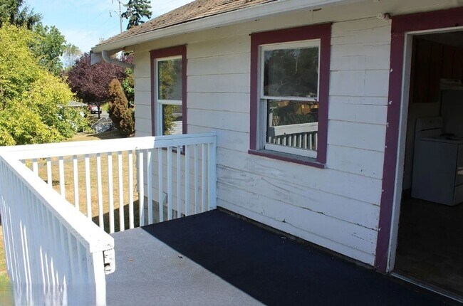 Building Photo - 6 bedroom, 2 Bath Home Available in August!