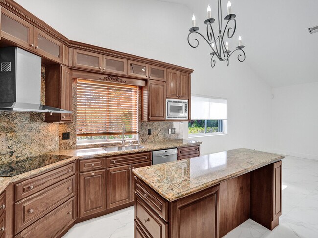 Building Photo - 762 Crescent Way