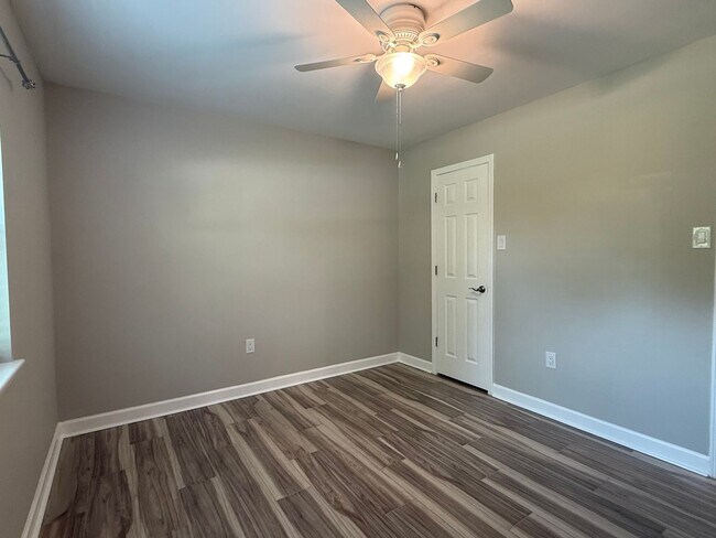 Building Photo - 200 Tallwood Dr