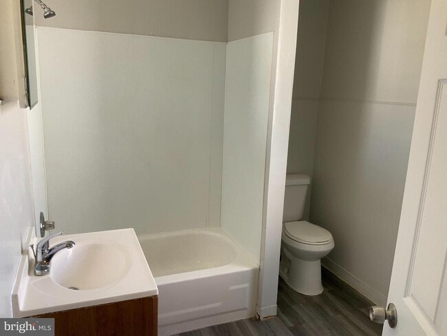 Building Photo - 433 Bentley Ave