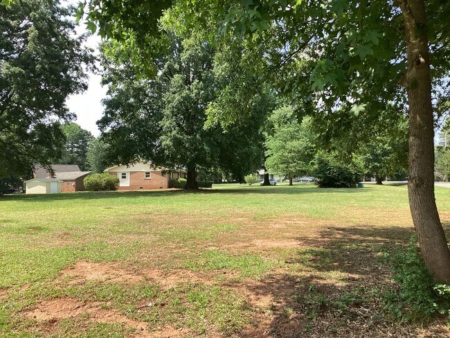 Building Photo - Lovely 3-Bedroom, 2-Bathroom Ranch