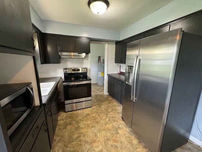 Building Photo - *PENDING* Charming 3-Bedroom, 1-Bathroom Home with Attached Garage – Accepting Section 8