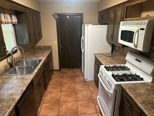 Building Photo - Available Now!  3-Bedroom, 2-Bathroom Spri...