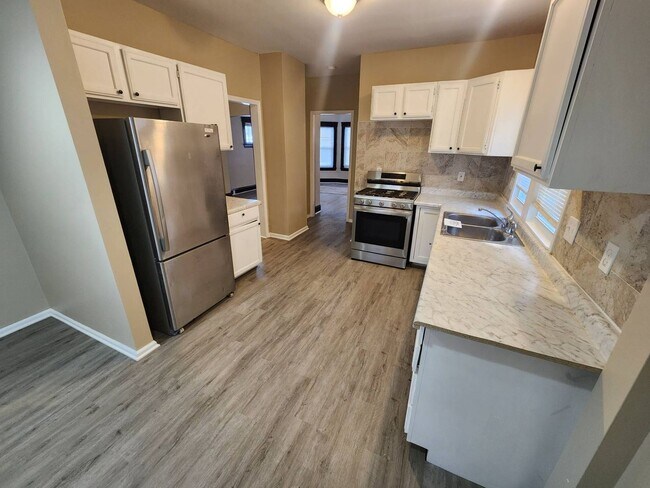 Building Photo - Charming 4-Bedroom Property in Prime Location