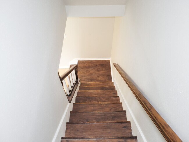 Building Photo - Welcome home to a bright & spacious retreat in sought-after Steeplechase where comfort, function ...