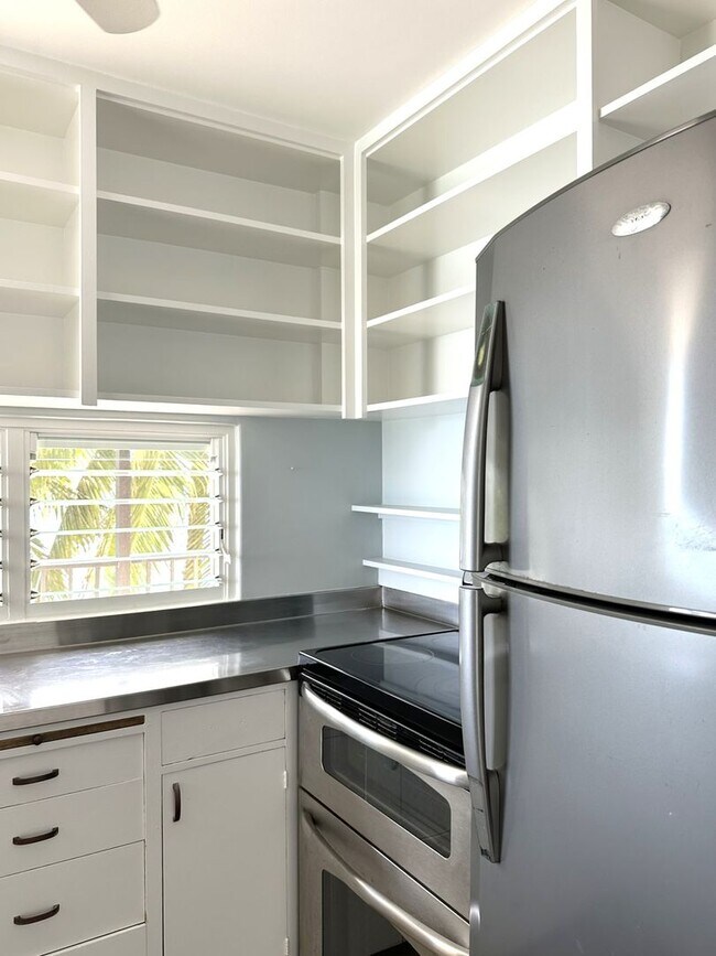 Building Photo - Gold Coast, Tropic Seas - 2BR/2BA/Street Parking Only