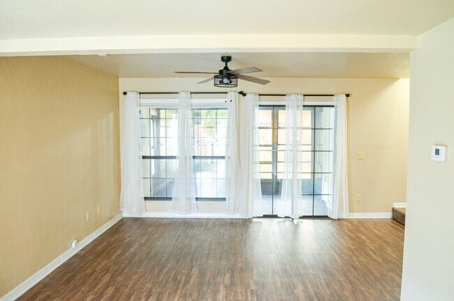 Building Photo - FIRST MONTH FREE! Rockwood Villas 3 bedroom 3 bath