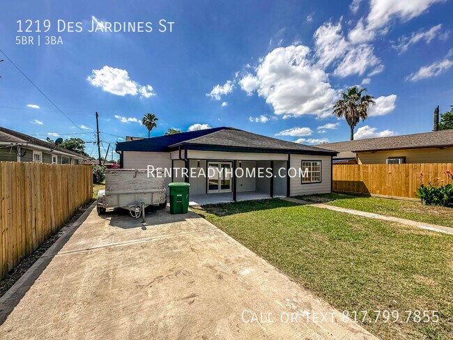 Building Photo - 1219 Des Jardines St