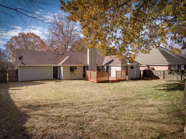 Building Photo - Renovated and Ready for Move In!