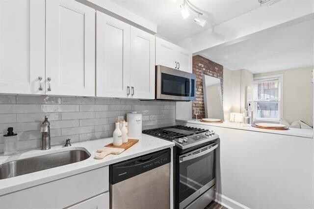 Building Photo - 98 Bright St
