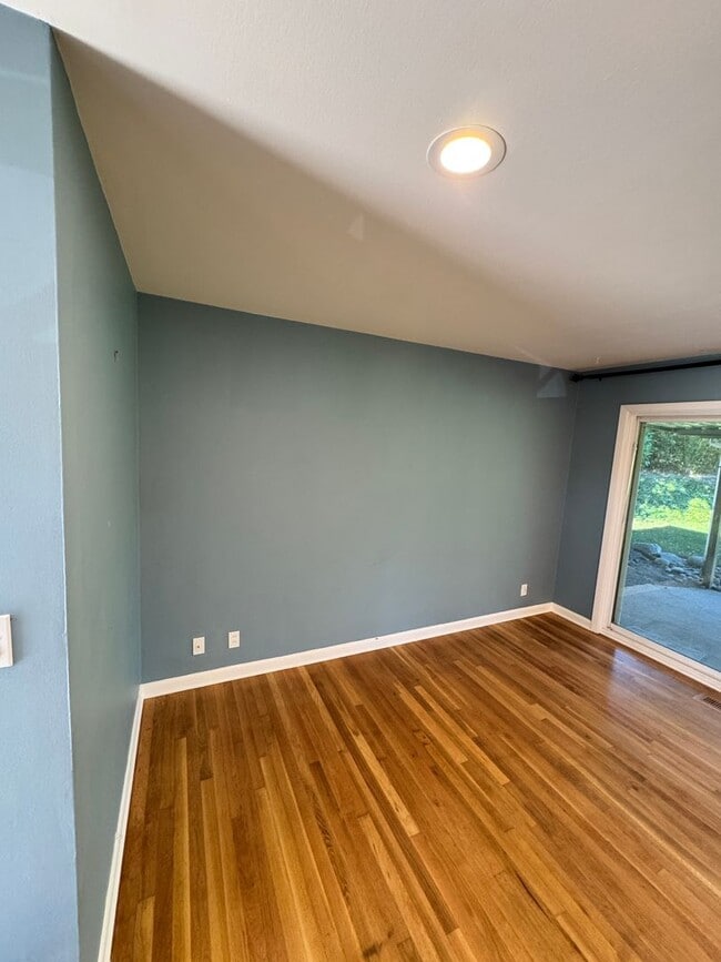 Building Photo - 3 Bedroom 1.5 baths! Walker & Cedar Hills ...