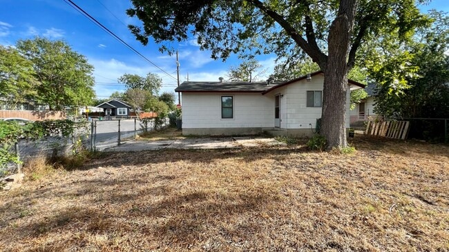 Building Photo - 2/1 Cottage in Great Location!