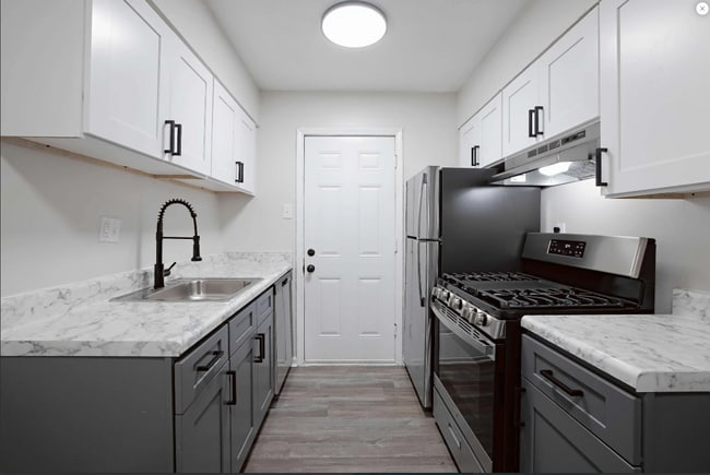 Building Photo - Macon Manor