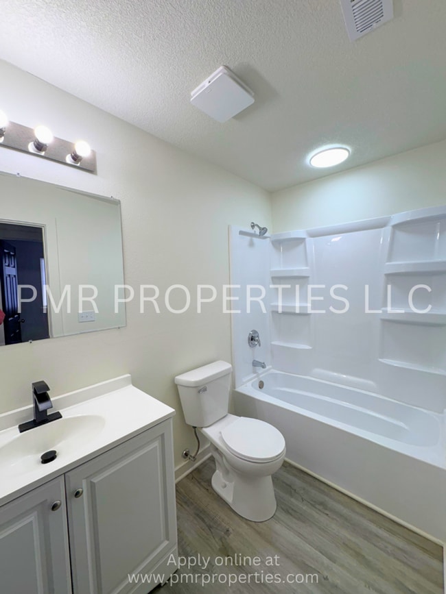 Building Photo - 3 Bedrooms/2 Bathroom House