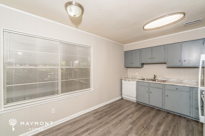 Building Photo - 77 Oakwood St