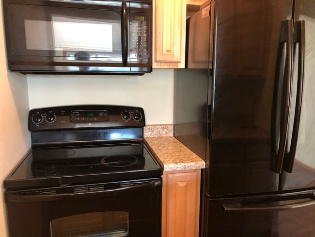 Building Photo - Awesome 2 bedroom 1 bath with basement, fe...