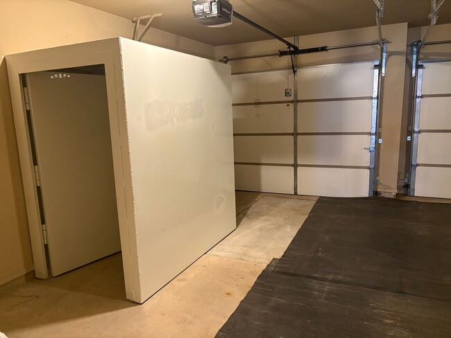 Building Photo - Large four bedroom home in Edmond