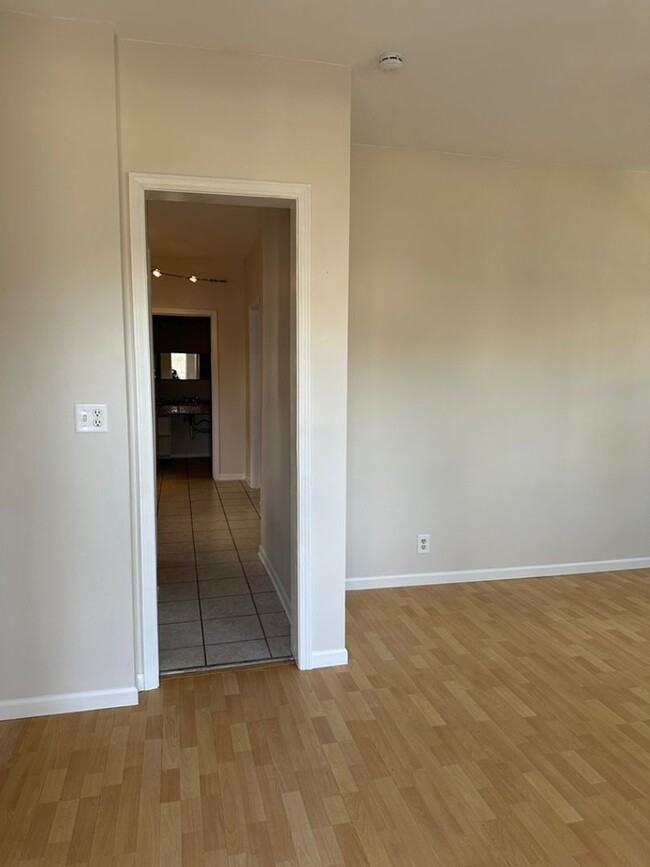 Building Photo - 656 3rd Ave