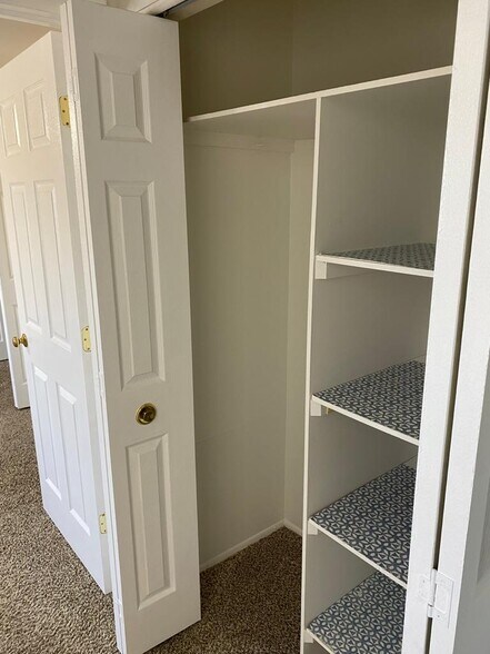 Building Photo - 1860 Axtell Dr