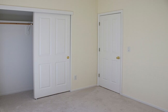 Building Photo - 55+ gated community of Miners Village in Double Diamond.