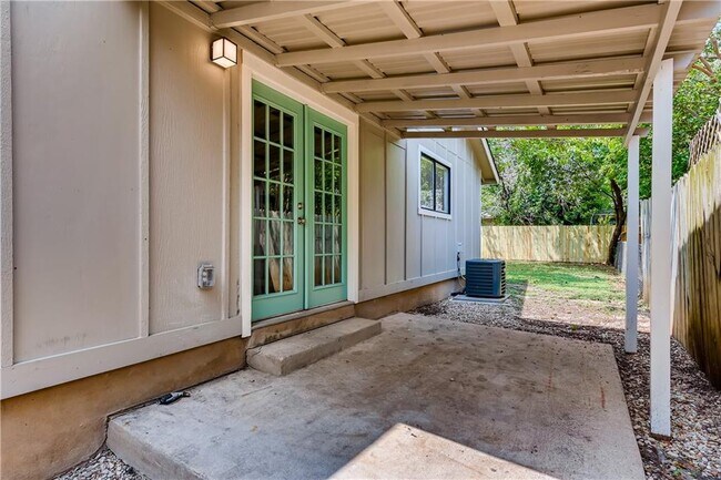 Building Photo - 102 Nicole Cove