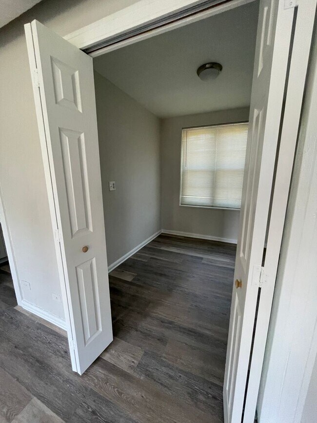 Building Photo - 1 Bedroom 1 Bath Condo at McDaniel Heights...