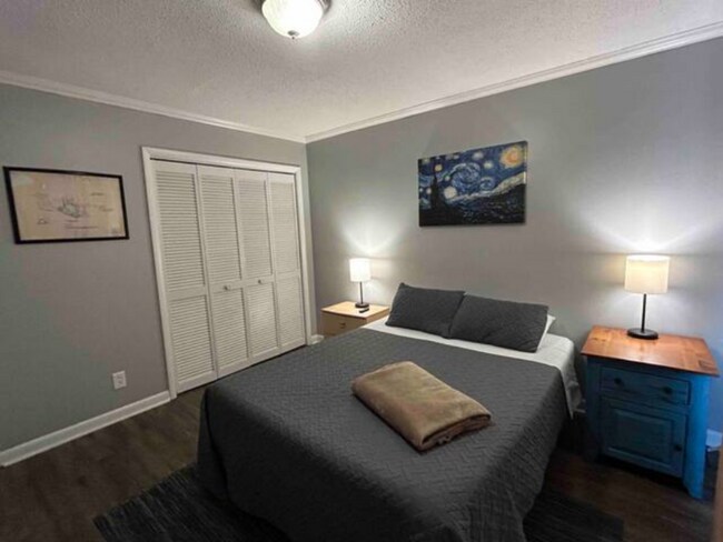 Building Photo - 4935-4937 7 Pine Cir