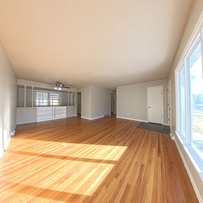 Building Photo - Spacious 3-Bedroom, 1-Bath Ranch - South Side Location