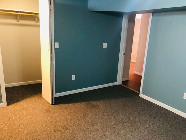 Building Photo - House- NW