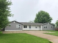 Building Photo - NICE 2 Bedroom, Move-In Ready!