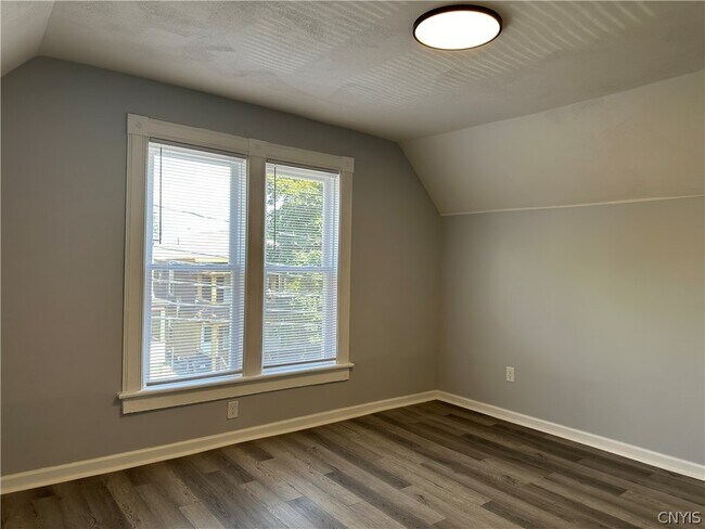 Building Photo - 309 Oak St