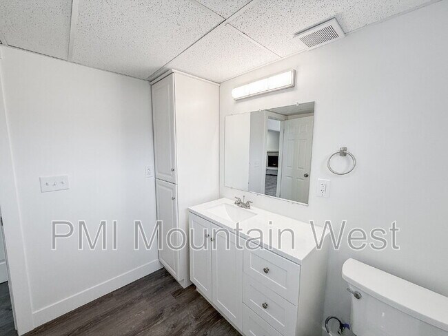 Building Photo - 1011 Claremont Dr