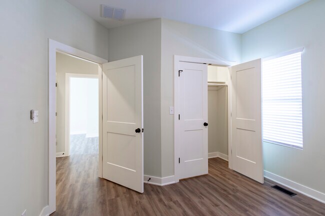 Building Photo - RnR Duplex SoBro