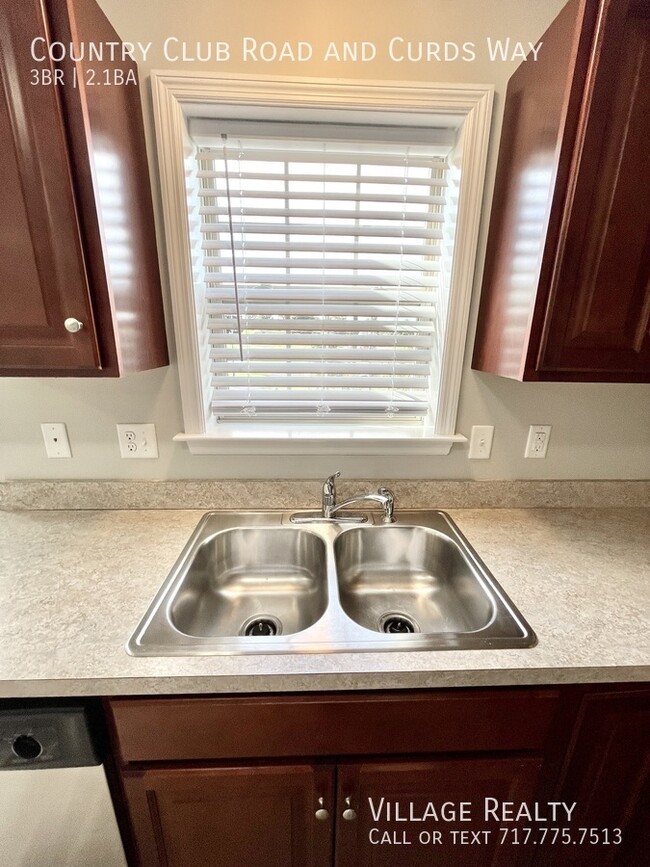 Building Photo - 703 Country Club Rd